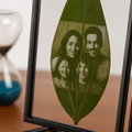 Personalisiertes Lorbeerblatt mit Foto-Gravur im Noir-Float-Rahmen