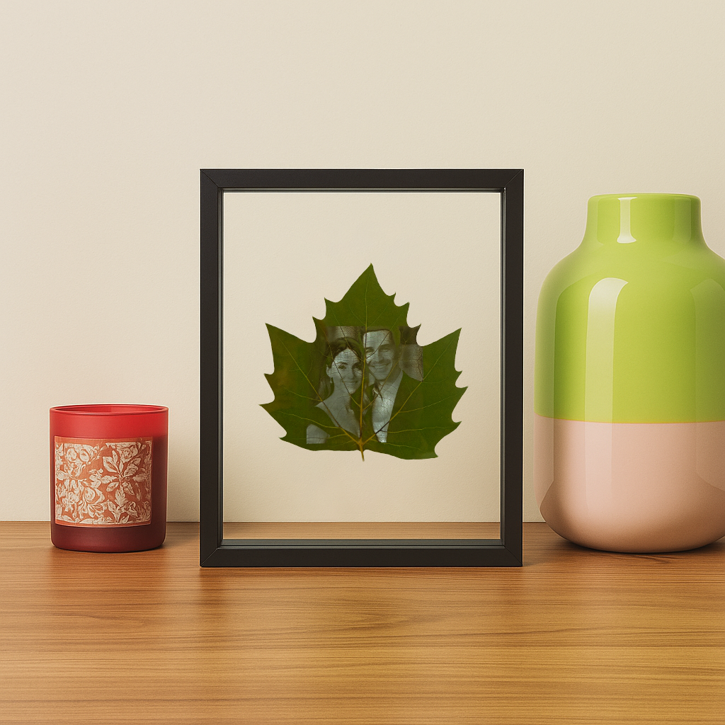 Personalisierte Gravur auf echtem Wutong Blatt mit schwarzen Rahmen 25x20cm Glas
