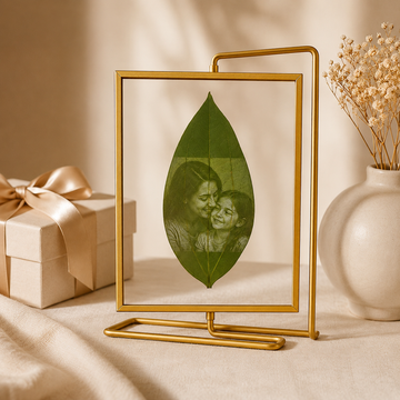 Personalisiertes Lorbeerblatt mit Foto-Gravur im Gold-Float-Rahmen