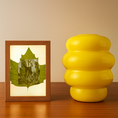 Personalisierte Gravur auf echtem Wutong Blatt mit holzfarbenem LED Rahmen 20x15cm Acrylglas