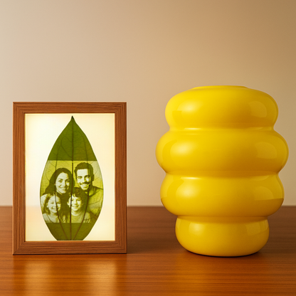 Personalisierte Gravur auf echtem Lorbeer Blatt mit holzfarbenem LED Rahmen 20x15cm Acrylglas